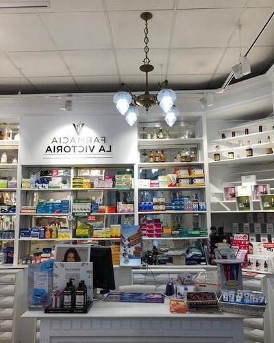 Timblin interned at the pharmacy, Farmacia la Victoria, 马德里最著名的复方药房之一. 
