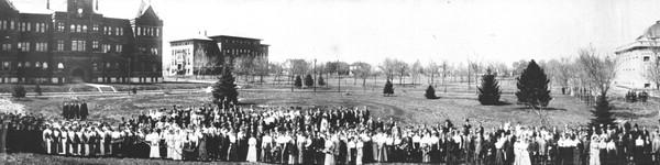 大约在1909年，内布拉斯加州卫斯理大学校园里有几百人在排队.